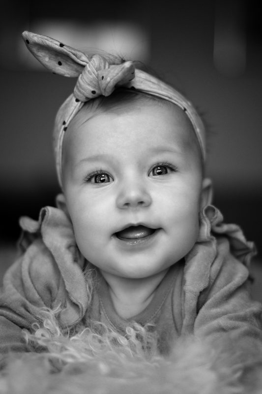 Baby med hårbånd sort hvid