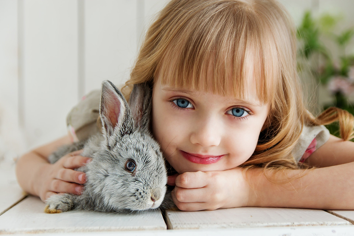 Lille pige og kanin