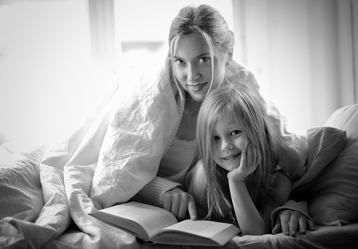 Mor og datter højtlæsning portræt
