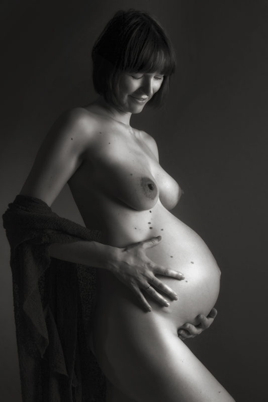 Nøgen gravid kvinde boudoir