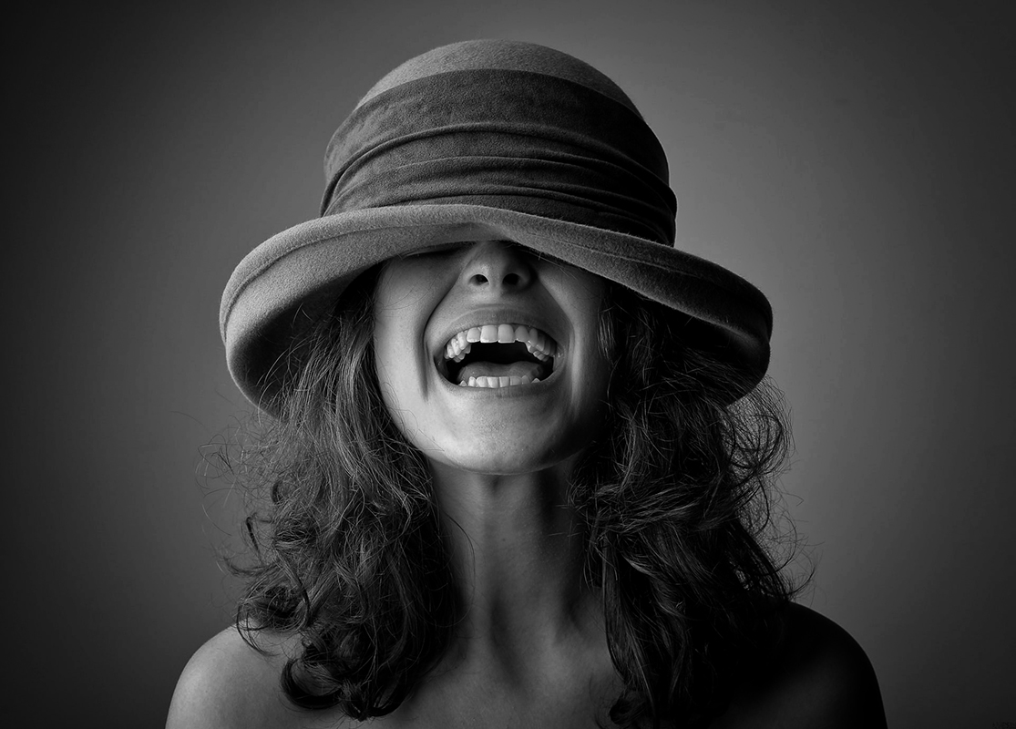 Portræfoto kvinde med rund hat