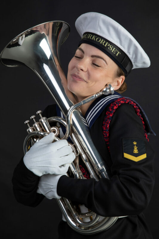 Ung kvinde fra Tamburkorpset med tuba