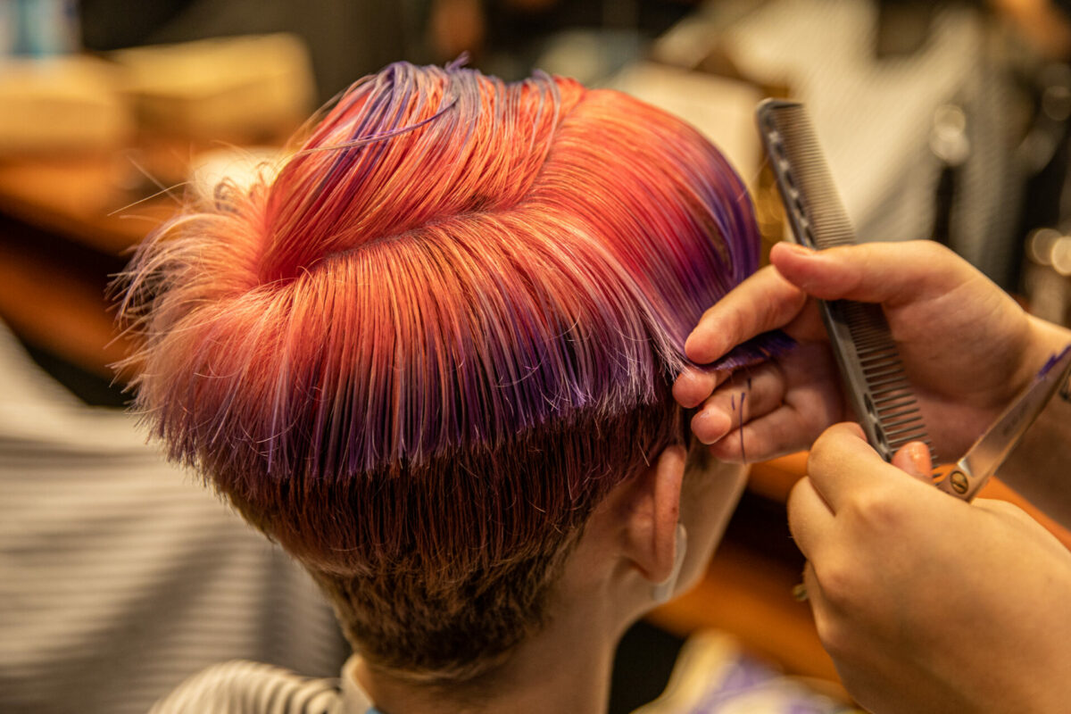 Kunde i frisørsalon med lyserødt hår