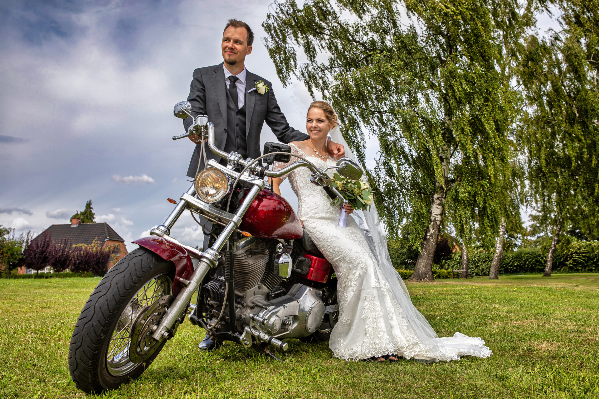 Brudepar på motorcykel