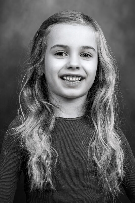 Portætbillede af lille pige med lyst hår