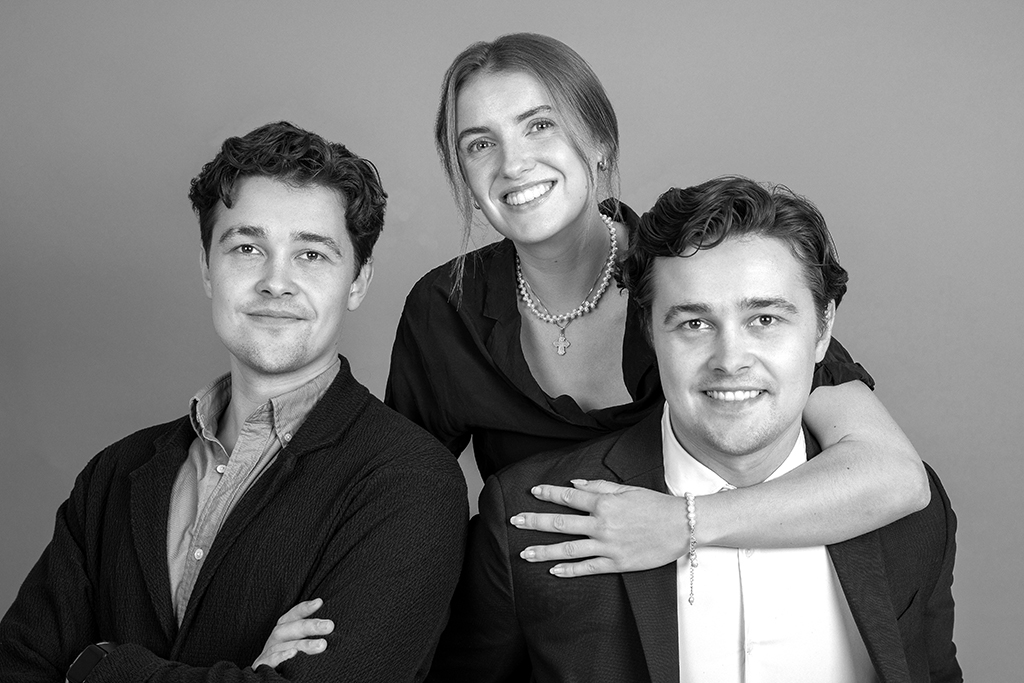 Portrætfoto af tre voksne søskende i sort hvid