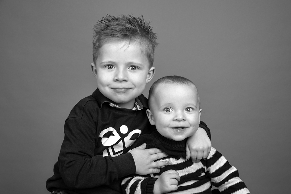 Børnfotografering af to små brødre