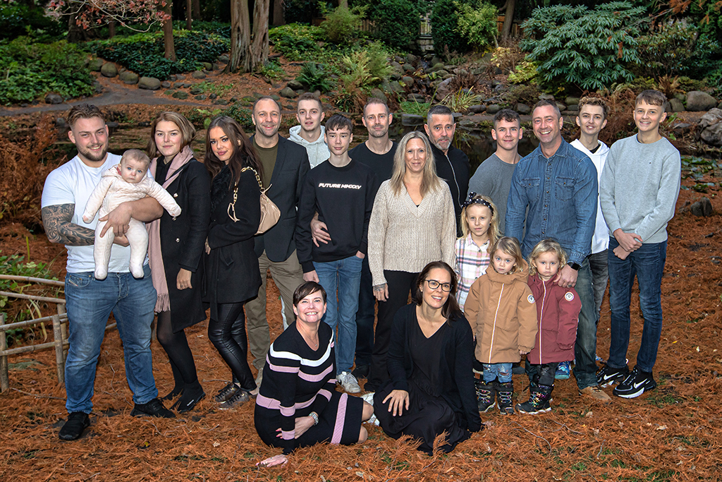 Gruppebillede af stor familie i en skov