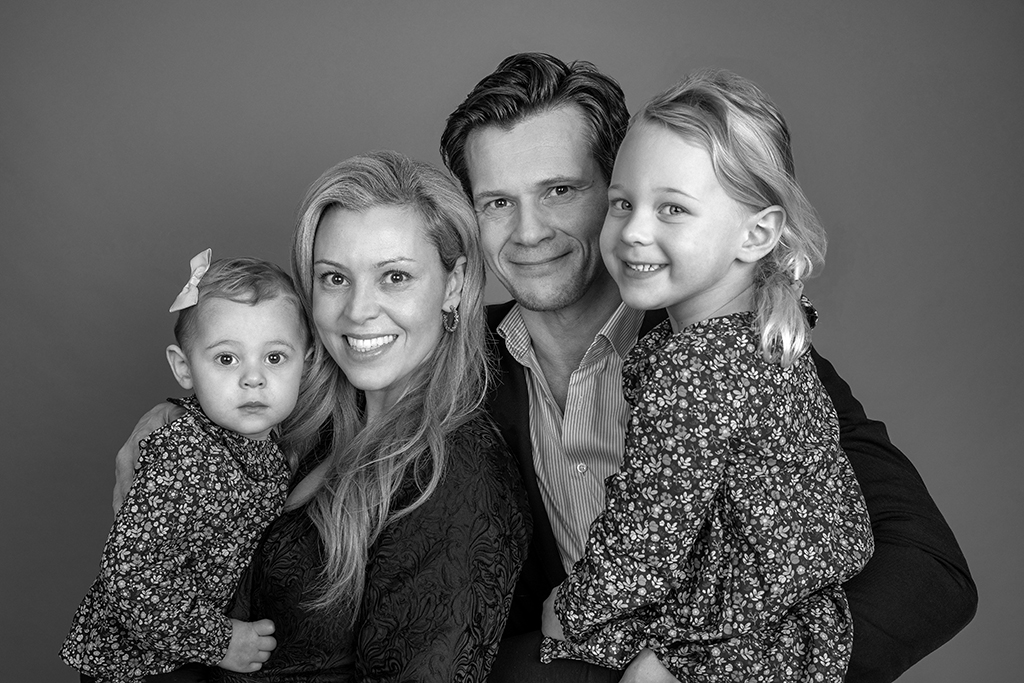 Familie med to børn i sort hvid