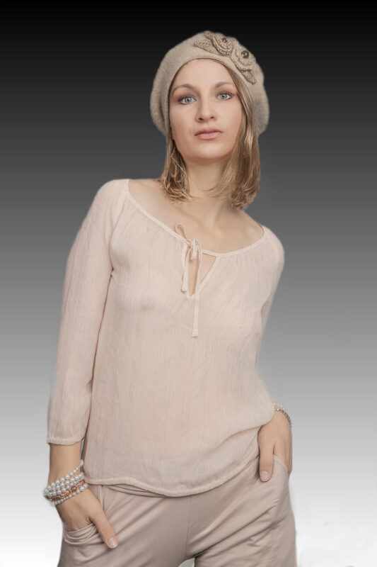 Modefoto af kvinde med beanie hue
