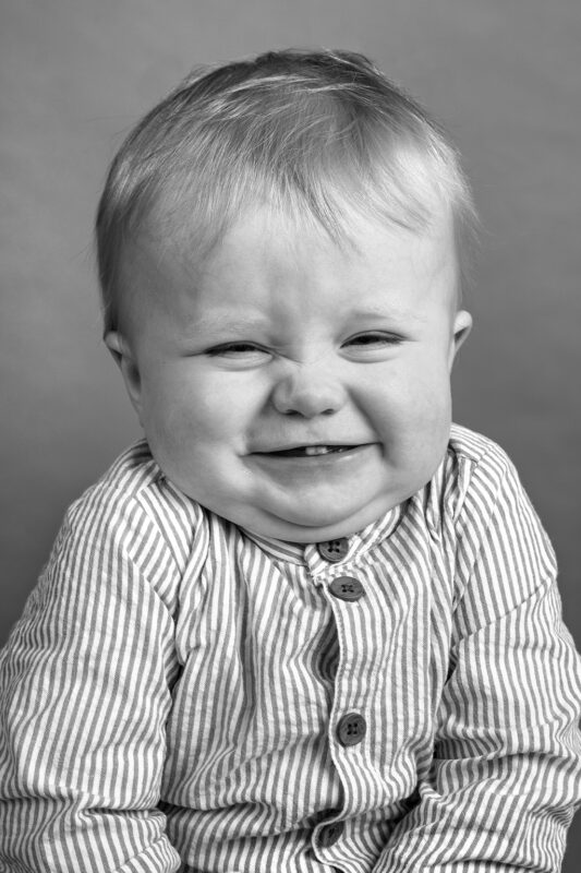 Børnfotografering af lille dreng der griner