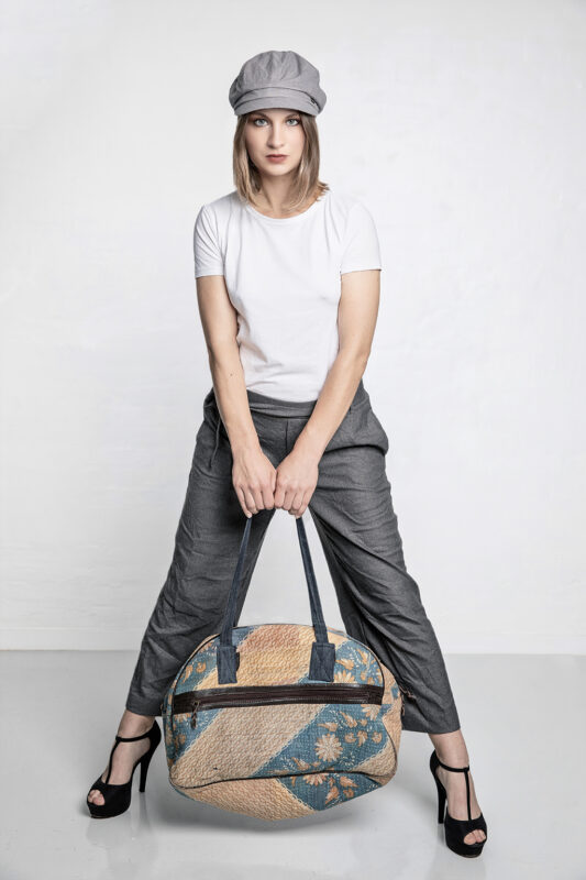 Modefotografi af kvinde med stor taske