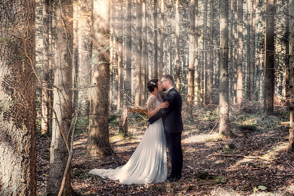 Bryllupsfotografi taget i en skov